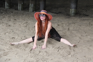 Phoebe Price feet photo thumbnail