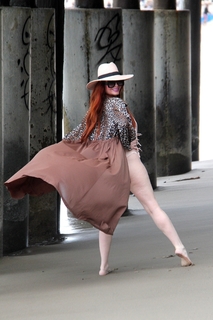 Phoebe Price feet photo thumbnail