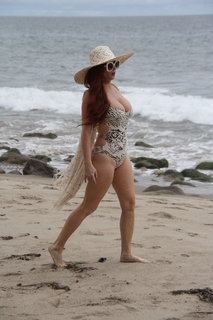 Phoebe Price feet photo thumbnail