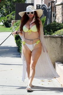 Phoebe Price feet photo thumbnail