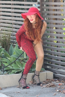 Phoebe Price feet photo thumbnail