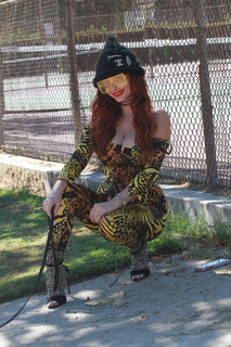 Phoebe Price feet photo thumbnail