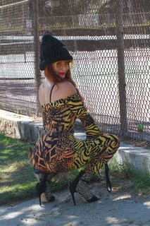 Phoebe Price feet photo thumbnail