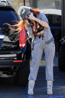 Phoebe Price feet photo thumbnail