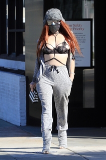 Phoebe Price feet photo thumbnail