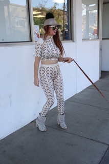 Phoebe Price feet photo thumbnail