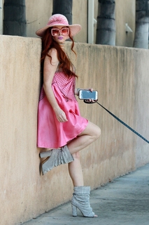 Phoebe Price feet photo thumbnail