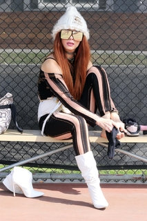 Phoebe Price feet photo thumbnail