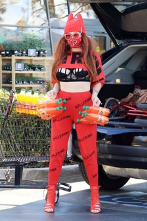 Phoebe Price feet photo thumbnail