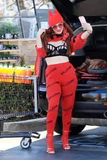 Phoebe Price feet photo thumbnail