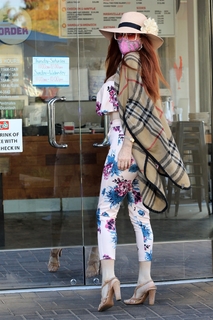 Phoebe Price feet photo thumbnail