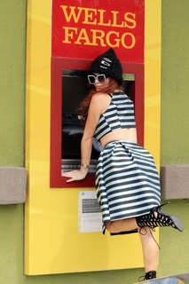 Phoebe Price feet photo thumbnail