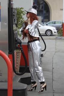 Phoebe Price feet photo thumbnail