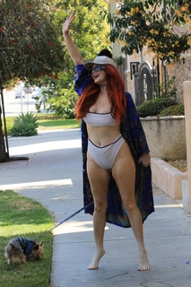 Phoebe Price feet photo thumbnail