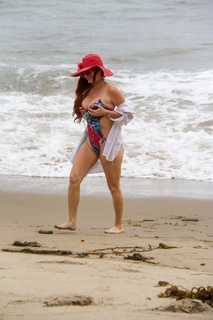 Phoebe Price feet photo thumbnail