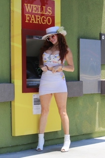 Phoebe Price feet photo thumbnail