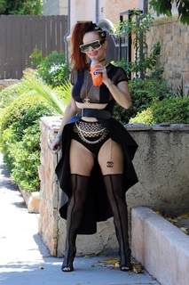 Phoebe Price feet photo thumbnail