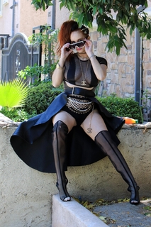 Phoebe Price feet photo thumbnail