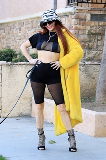 Phoebe Price feet photo thumbnail