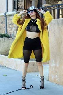 Phoebe Price feet photo thumbnail