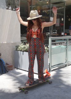 Phoebe Price feet photo thumbnail