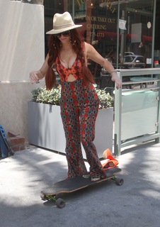 Phoebe Price feet photo thumbnail