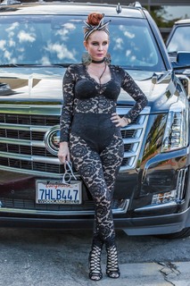 Phoebe Price feet photo thumbnail