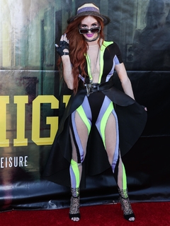 Phoebe Price feet photo thumbnail