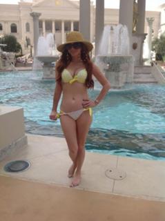 Phoebe Price feet photo thumbnail