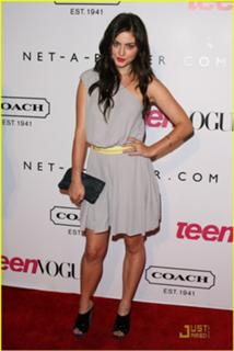 Phoebe Tonkin feet photo thumbnail