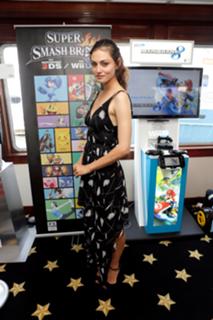 Phoebe Tonkin feet photo thumbnail