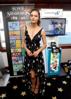 Phoebe Tonkin feet photo thumbnail