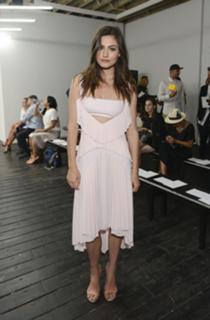 Phoebe Tonkin feet photo thumbnail