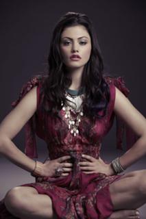 Phoebe Tonkin feet photo thumbnail