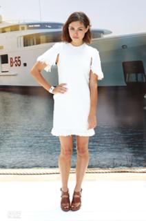 Phoebe Tonkin feet photo thumbnail