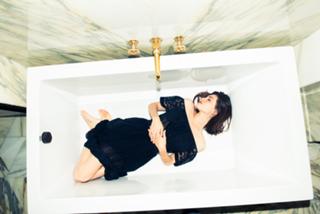 Phoebe Tonkin feet photo thumbnail