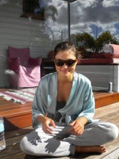 Phoebe Tonkin feet photo thumbnail