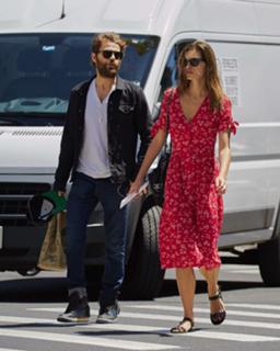 Phoebe Tonkin feet photo thumbnail