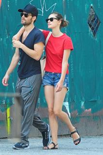 Phoebe Tonkin feet photo thumbnail