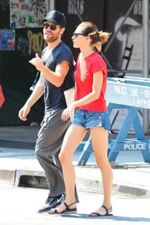 Phoebe Tonkin feet photo thumbnail