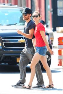 Phoebe Tonkin feet photo thumbnail