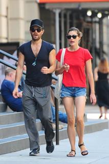 Phoebe Tonkin feet photo thumbnail