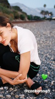 Phoebe Tonkin feet photo thumbnail