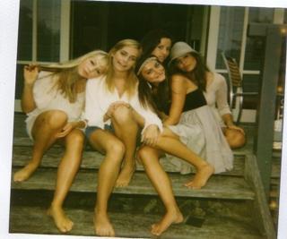 Phoebe Tonkin feet photo thumbnail