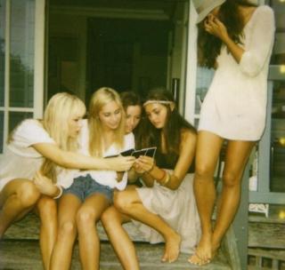 Phoebe Tonkin feet photo thumbnail
