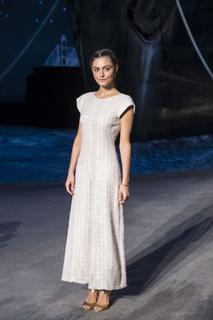 Phoebe Tonkin feet photo thumbnail