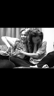 Phoebe Tonkin feet photo thumbnail