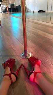 Phoebe Tonkin feet photo thumbnail