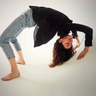 Phoebe Tonkin feet photo thumbnail