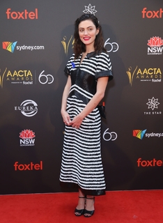 Phoebe Tonkin feet photo thumbnail